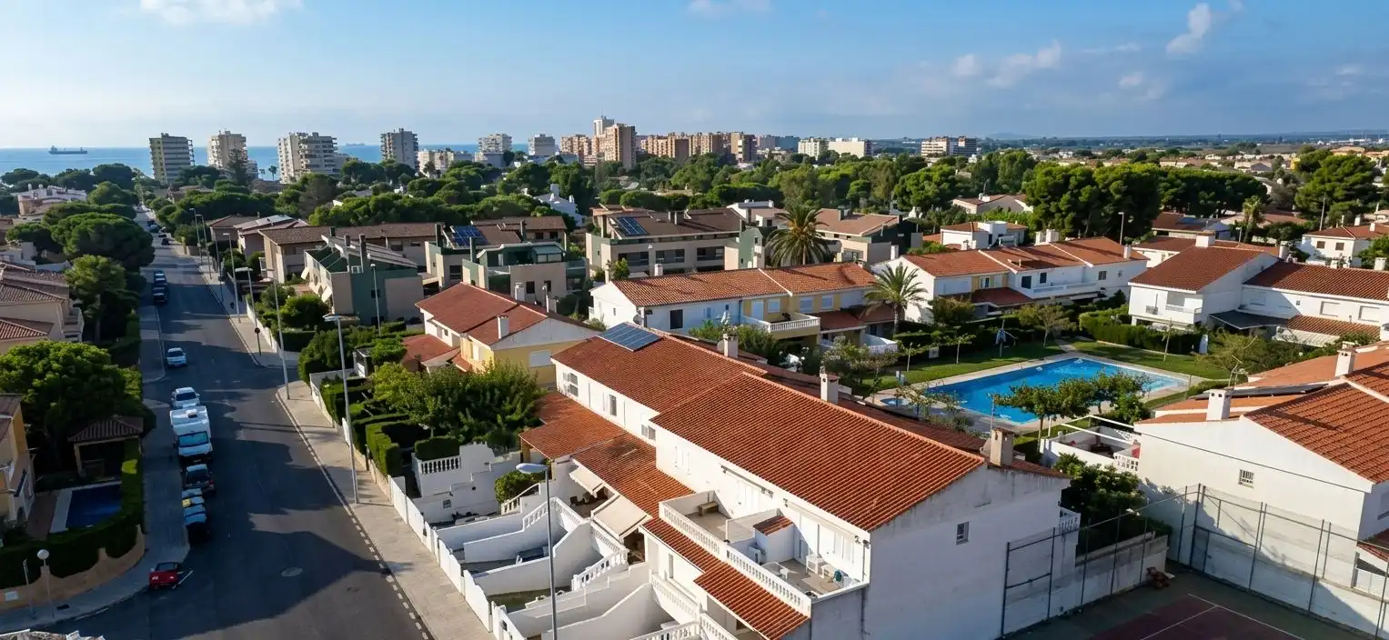 House with pool for sale in Calle de la Sénia Sevilla 77
