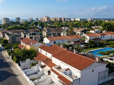 Casa con piscina in vendita a Calle de la Sénia Sevilla 77