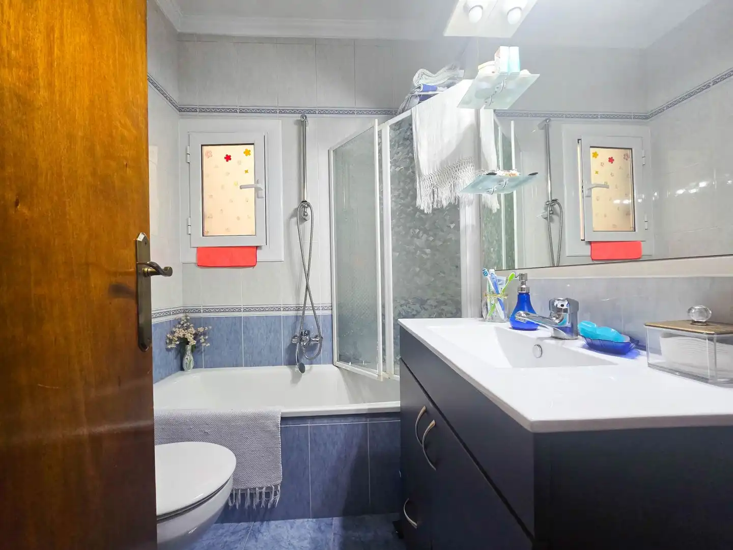Baño de Casa adosada en venta en Ripollet con Calefacción, Trastero y Horno