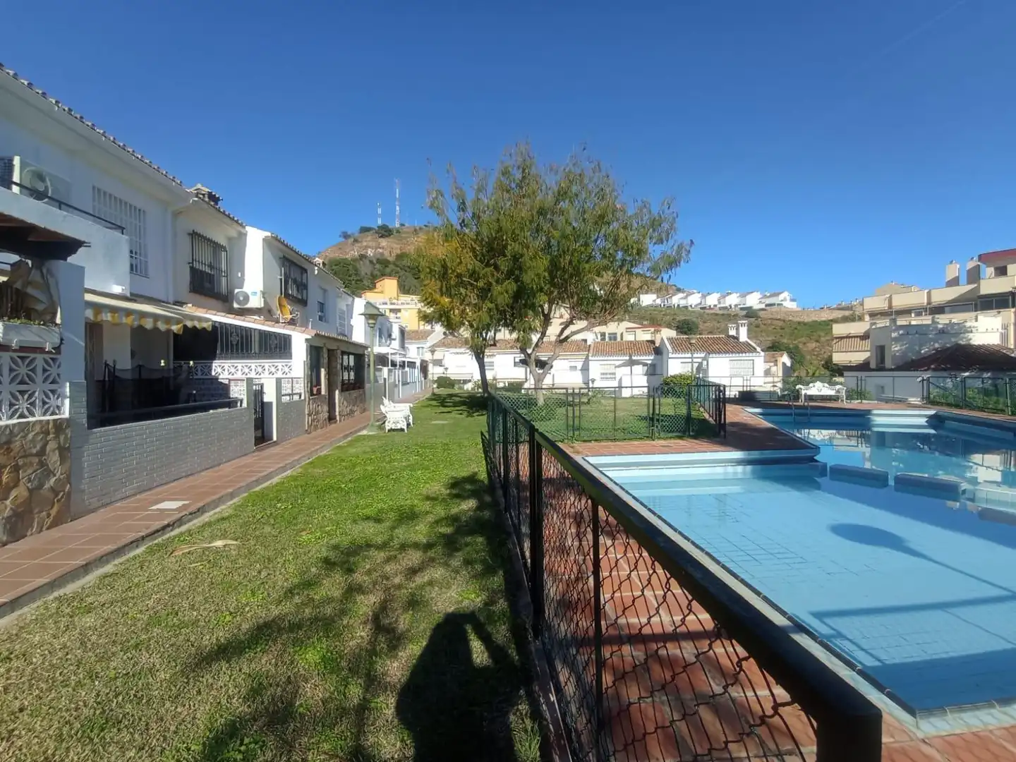 Vista exterior de Casa adosada en venda en Málaga amb Aire condicionat, Terrassa i Piscina comunitària