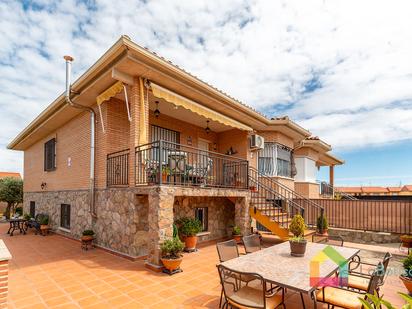 Vista exterior de Casa adosada en venda en Hormigos amb Aire condicionat