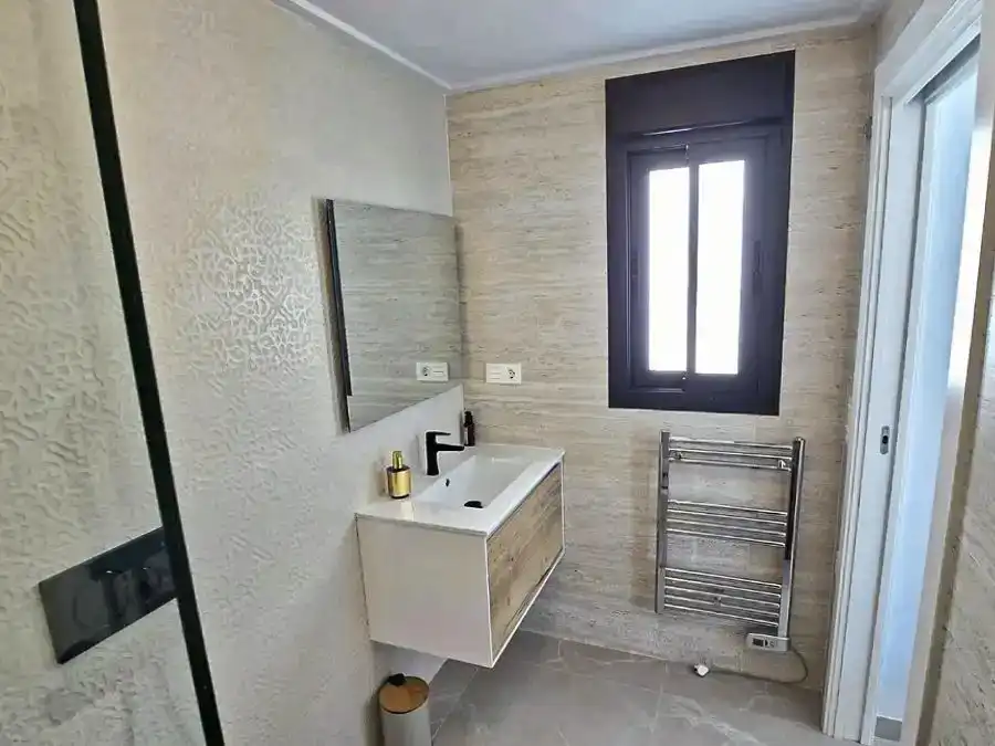 Badezimmer von Wohnungen zur Miete in Torrevieja mit Klimaanlage, Schwimmbad und Balkon