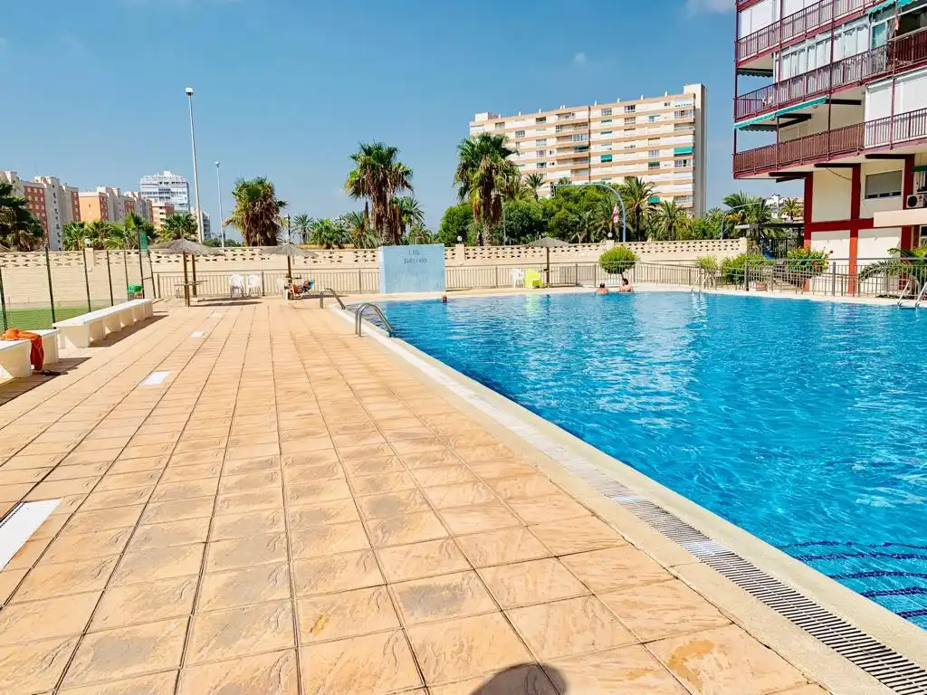 Piscina de Apartament en venda en Alicante / Alacant amb Moblat, Forn i Rentadora