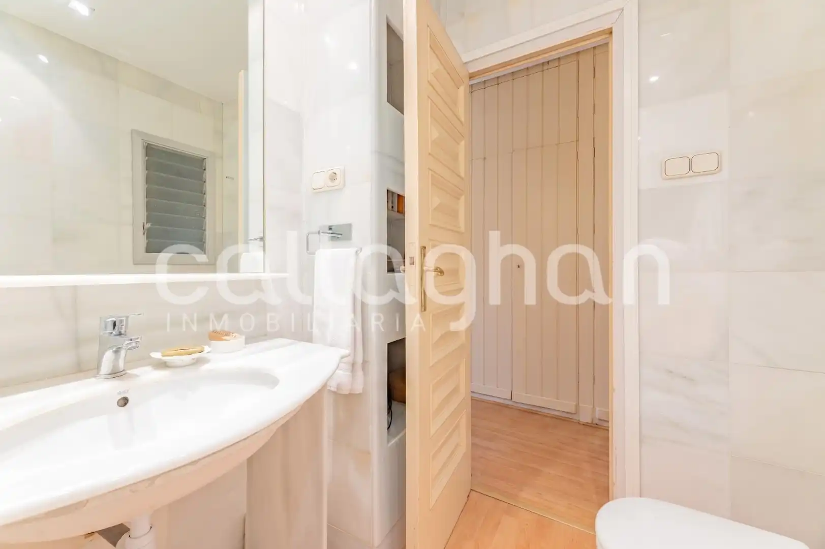 Bathroom of Flat for sale in Valencia  with Air Conditioner, Heating and Terrace