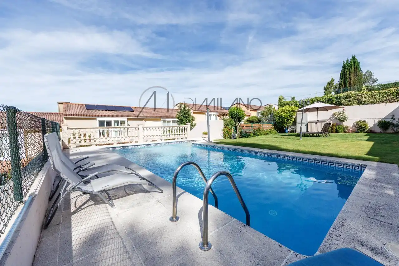 Piscina de Casa adosada en venta en Vigo  con Calefacción, Jardín privado y Parquet