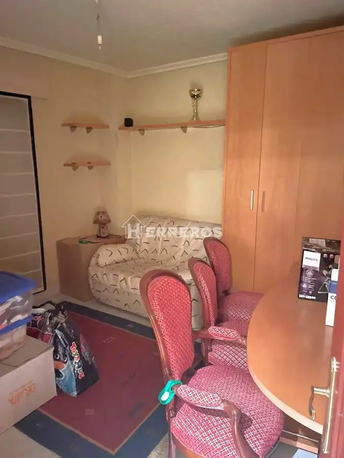 Dormitori de Apartament en venda en Albelda de Iregua amb Calefacció i Moblat