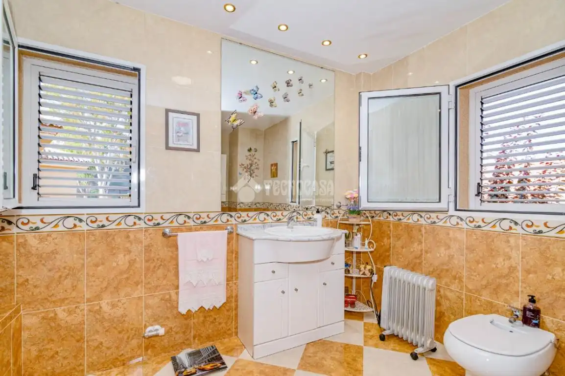 Bathroom of Houses for sale in Cenes de la Vega  with Terrace and Swimming Pool