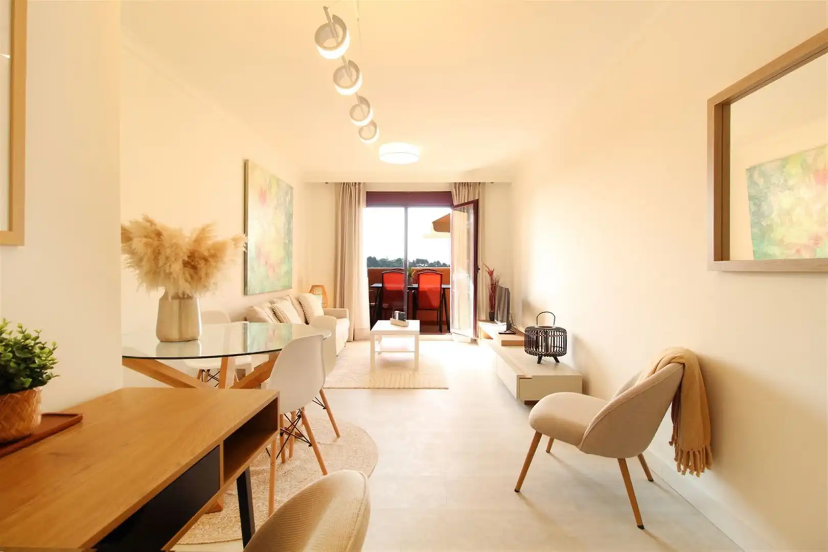 Sala d'estar de Apartament en venda en Estepona amb Aire condicionat