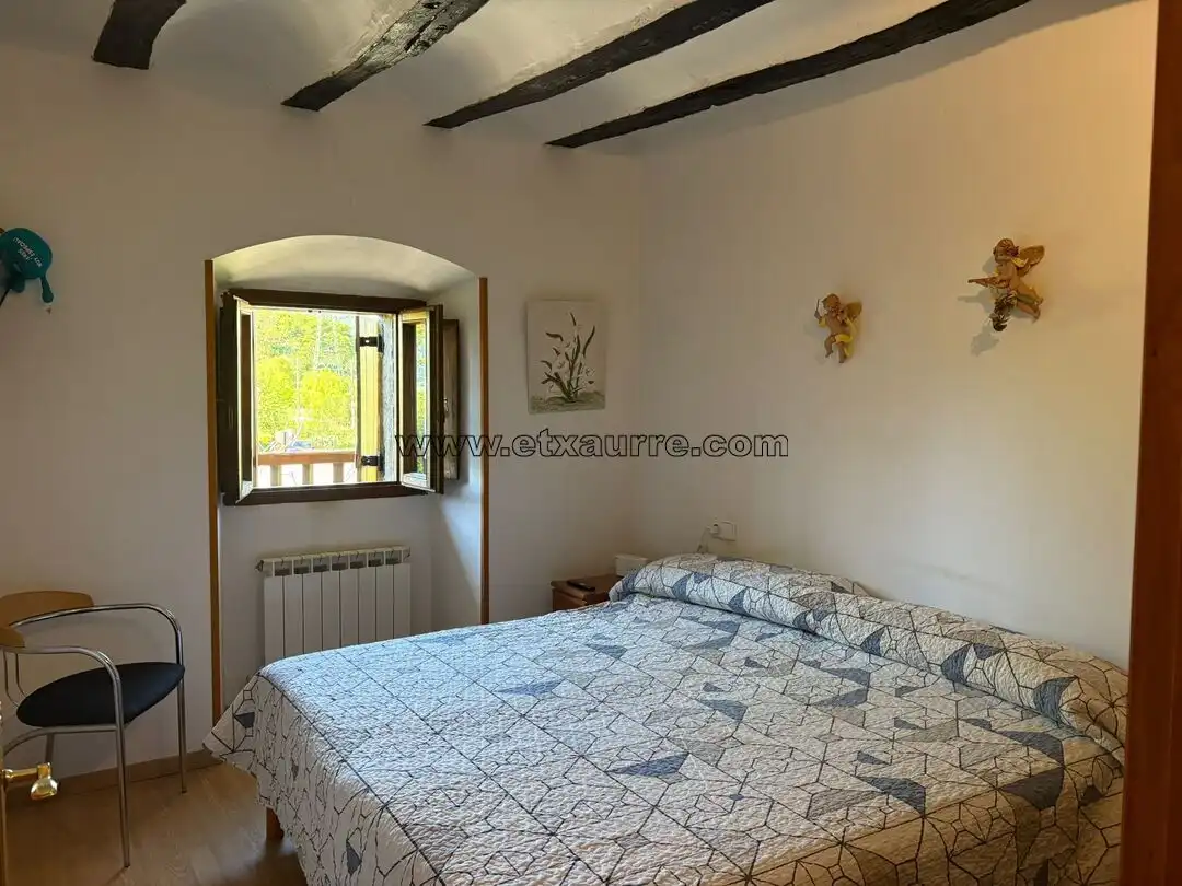 Schlafzimmer von Country house zum Verkauf in Ayala / Aiara mit Heizung
