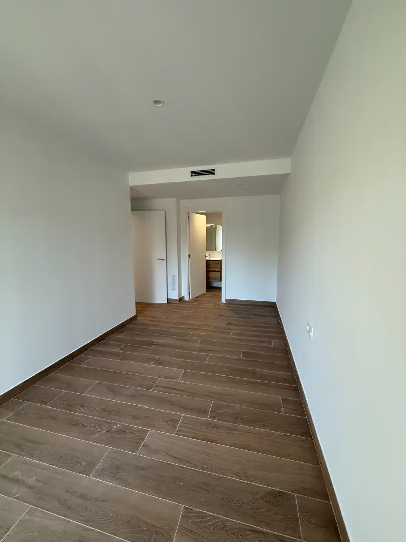 Bedroom of Flat for rent in Tiana  with Air Conditioner, Heating and Oven
