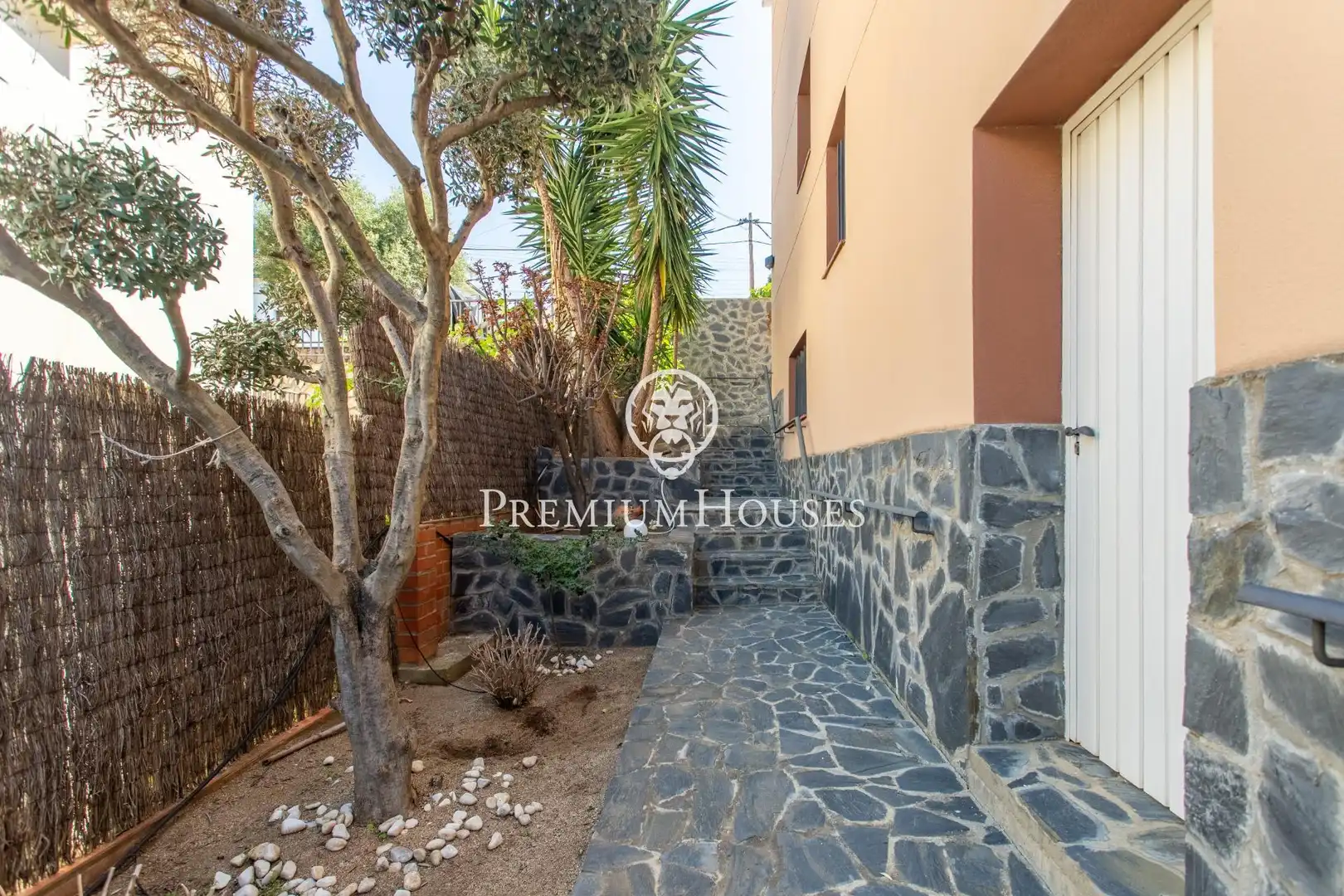 Vista exterior de Casa o xalet en venda en Arenys de Mar amb Calefacció, Jardí privat i Terrassa