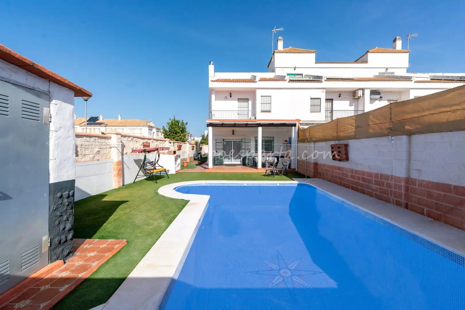 Piscina de Casa adosada en venda en Huévar del Aljarafe amb Aire condicionat, Jardí privat i Traster