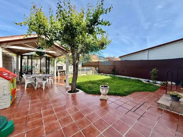 Terrasse von Haus oder Chalet zum Verkauf in Villanueva de la Torre mit Klimaanlage, Heizung und Privatgarten