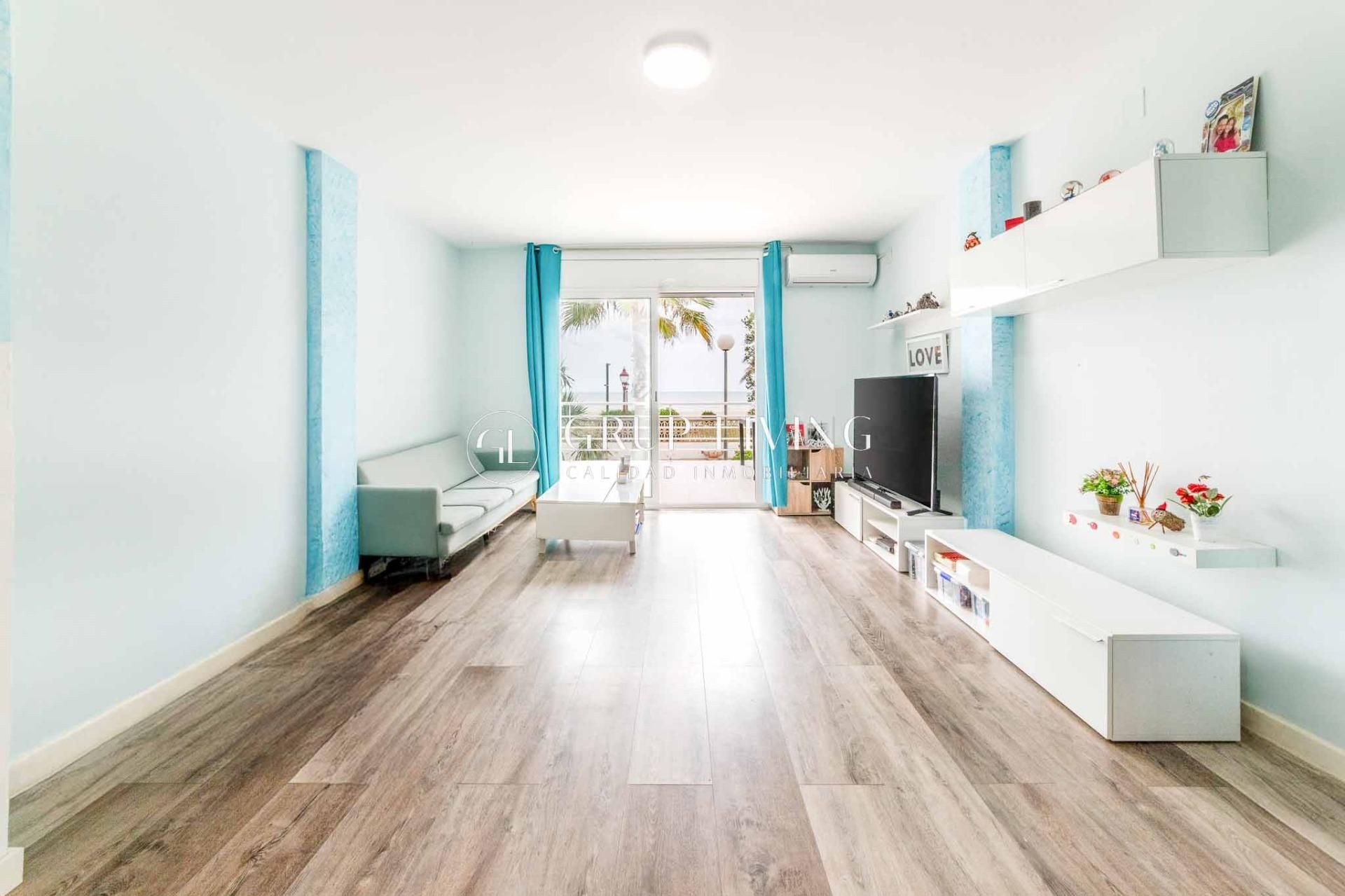 Sala de estar de Piso en venta en Cubelles con Aire acondicionado, Jardín privado y Parquet