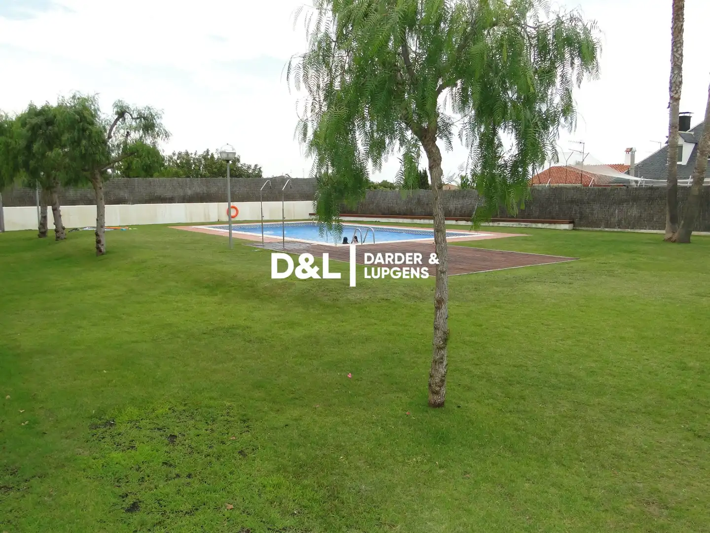 Schwimmbecken von Einfamilien-Reihenhaus zum Verkauf in Vilanova i la Geltrú mit Klimaanlage, Heizung und Privatgarten