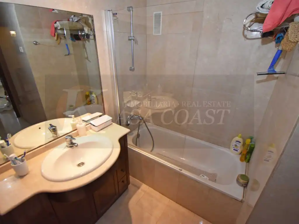 Bathroom of Flat for sale in Fuengirola  with Air Conditioner, Private garden and Terrace