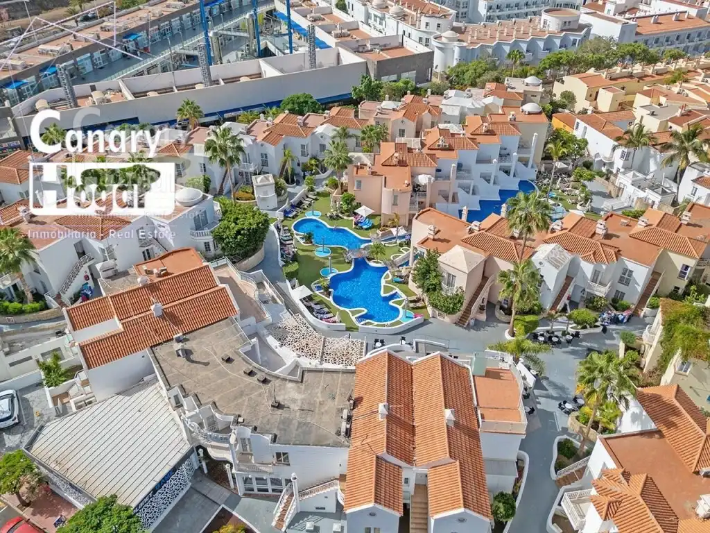 Vista exterior de Àtic en venda en Adeje amb Jardí privat i Piscina comunitària