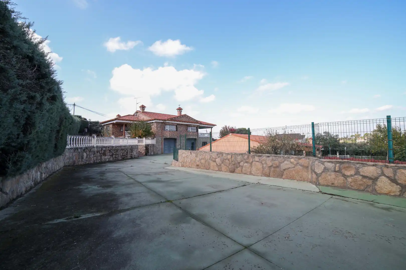 Vista exterior de Casa o xalet en venda en Arroyomolinos (Madrid) amb Aire condicionat, Calefacció i Jardí privat