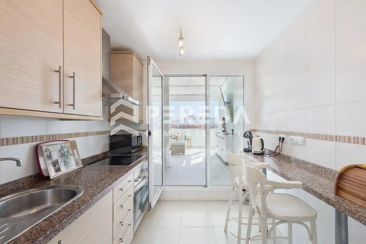 Küche von Dachboden zum Verkauf in Roquetas de Mar mit Privatgarten, Terrasse und Abstellraum