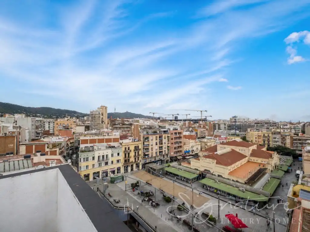 Vista exterior de Edificio en venta en L'Hospitalet de Llobregat