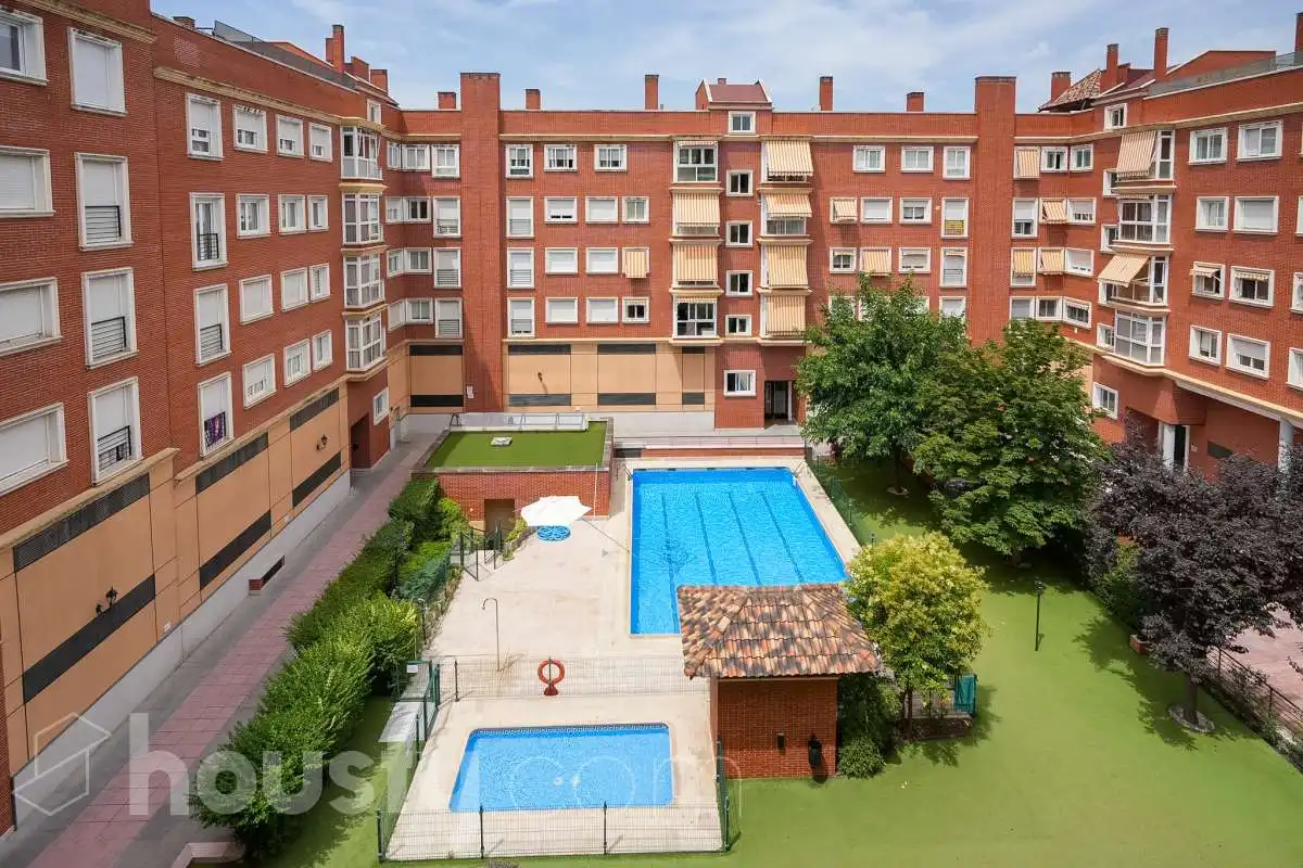Piscina de Piso en venta en Madrid con Aire acondicionado, Calefacción y Jardín privado