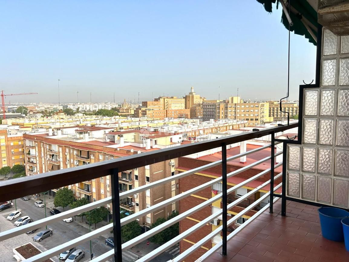 Exterior view of Flat for sale in  Sevilla Capital  with Air Conditioner, Heating and Terrace