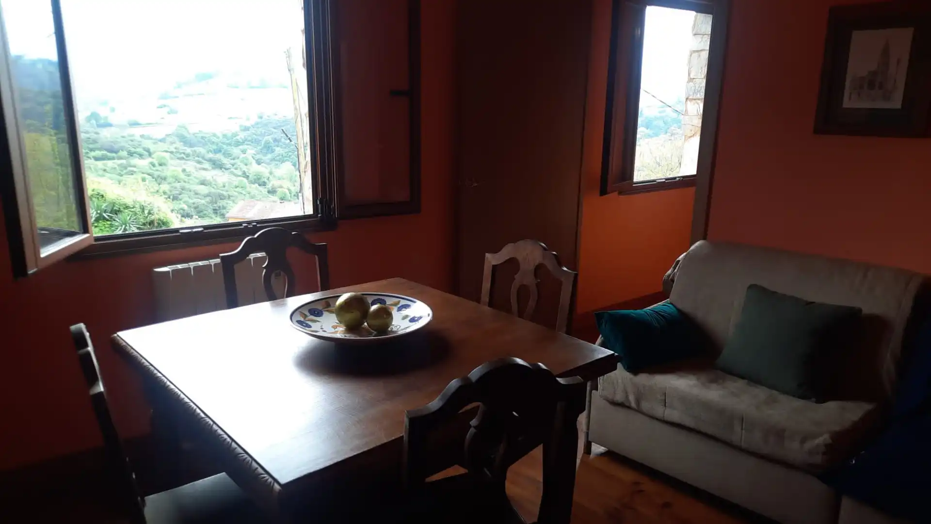 Menjador de Casa o xalet en venda en Las Regueras   amb Calefacció, Terrassa i Forn