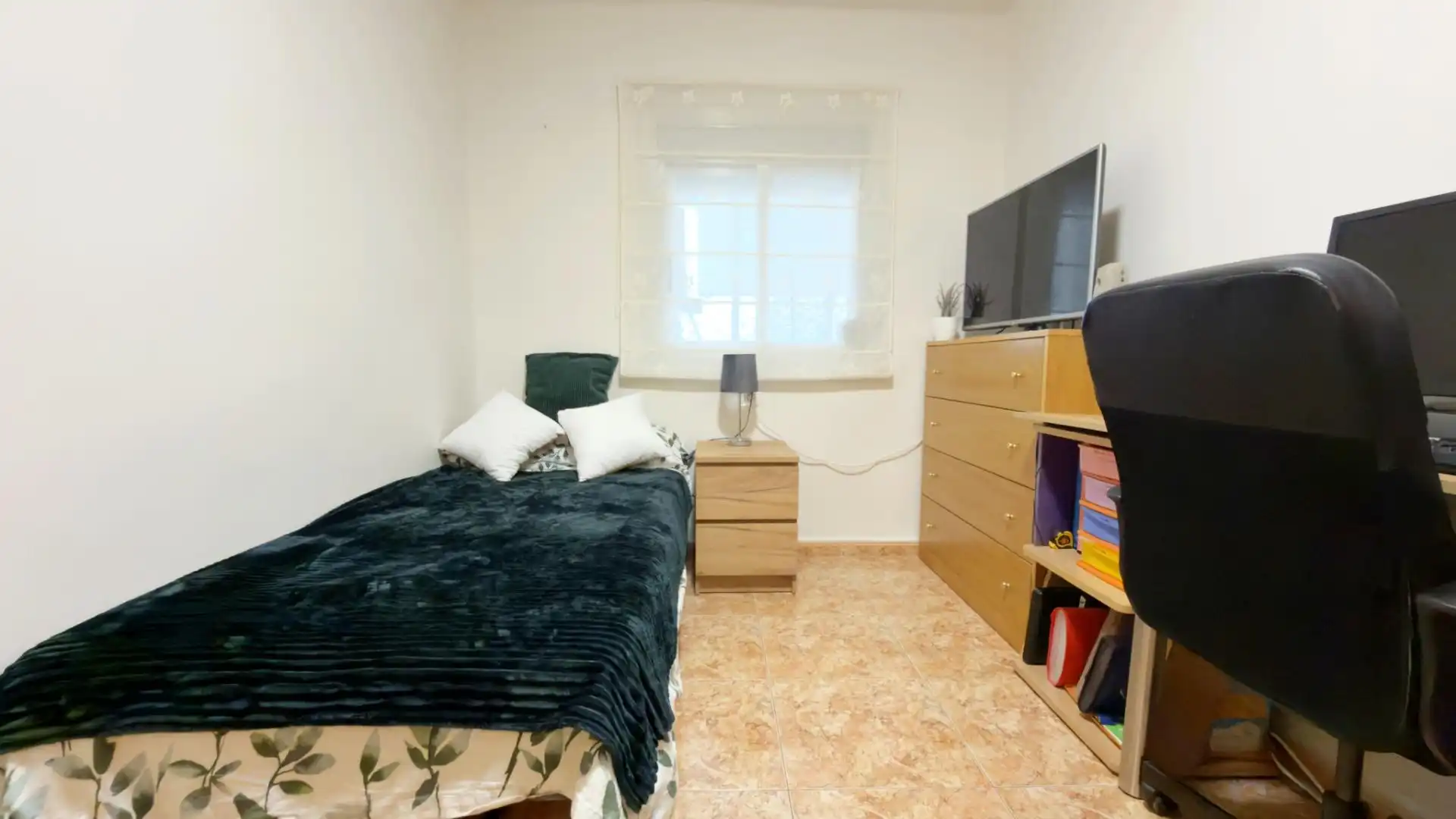 Schlafzimmer von Dachboden zum Verkauf in Massamagrell mit Terrasse und Abstellraum