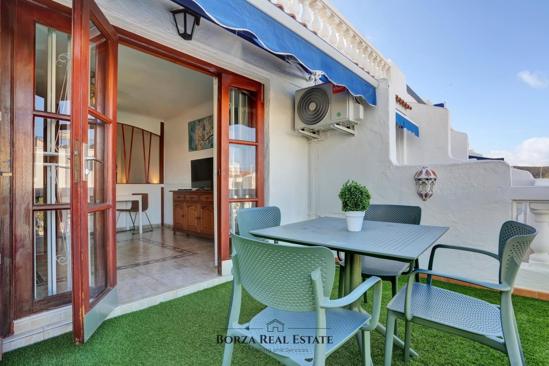 Vista exterior de Estudi en venda en Arona amb Aire condicionat, Terrassa i Piscina comunitària