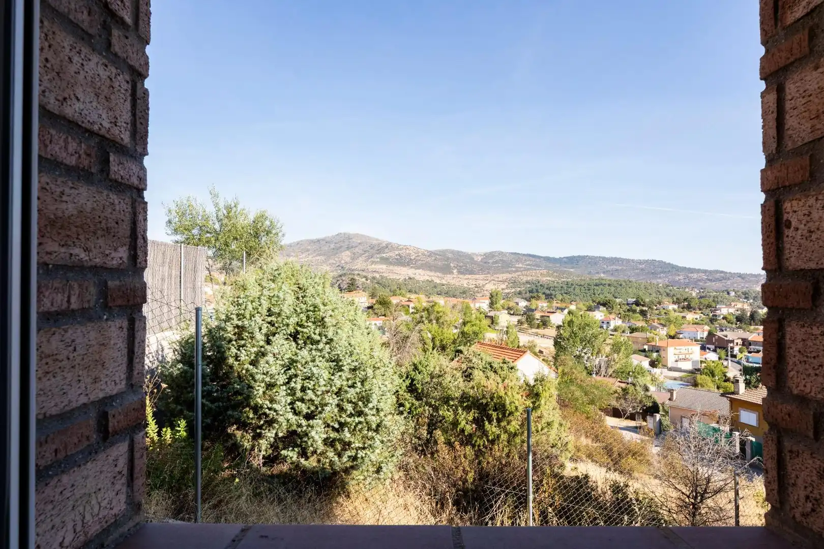 Vista exterior de Casa o xalet en venda en Santa María de la Alameda amb Calefacció, Jardí privat i Terrassa