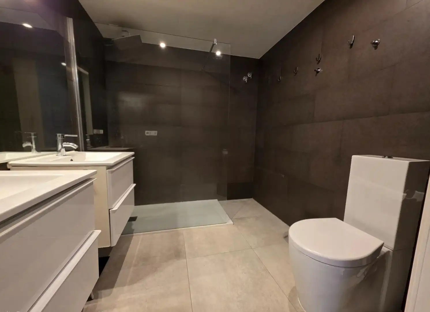 Badezimmer von Erdgeschoss zum Verkauf in Barcelona mit Parkett