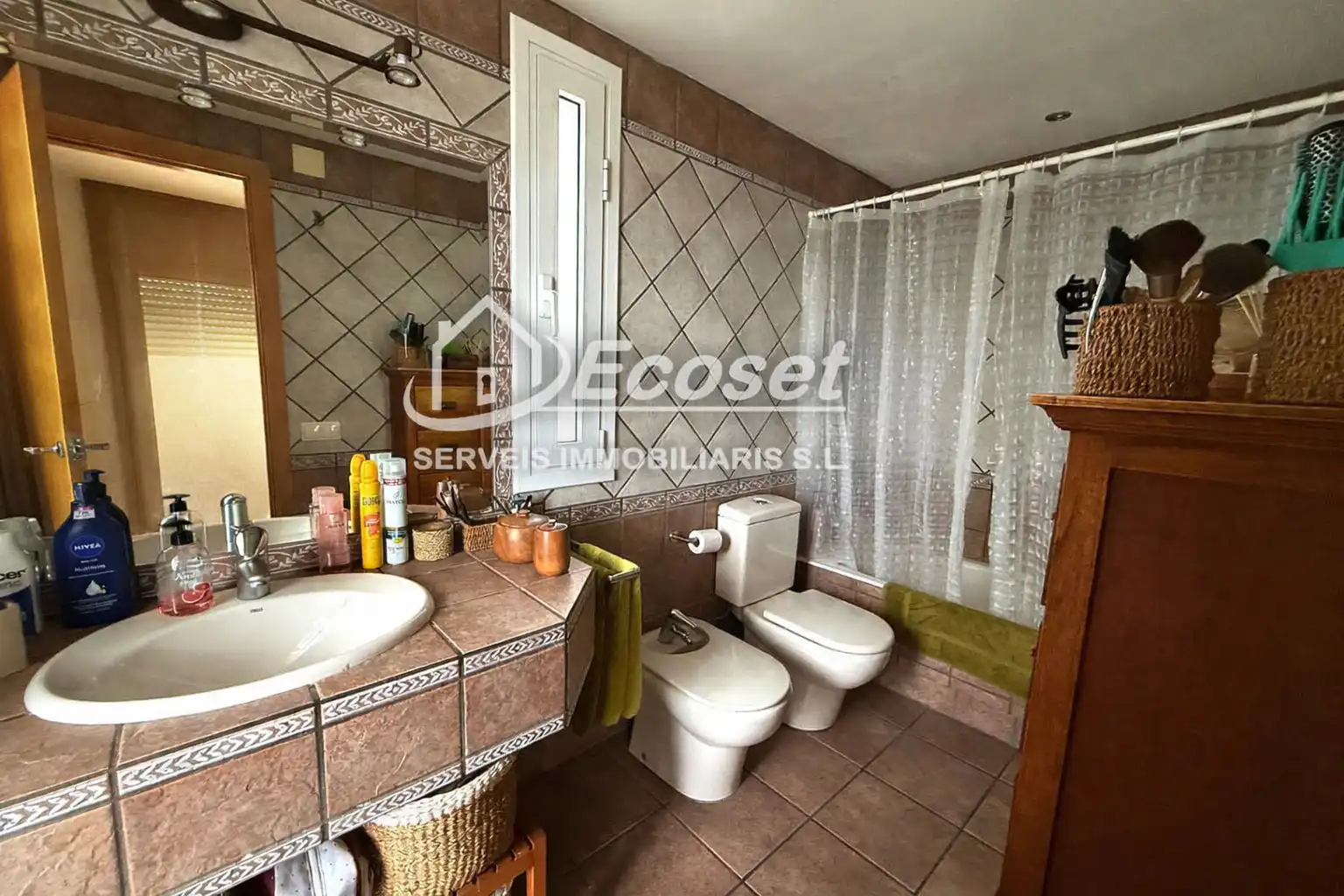 Badezimmer von Haus oder Chalet zum Verkauf in Vallirana mit Klimaanlage, Heizung und Privatgarten