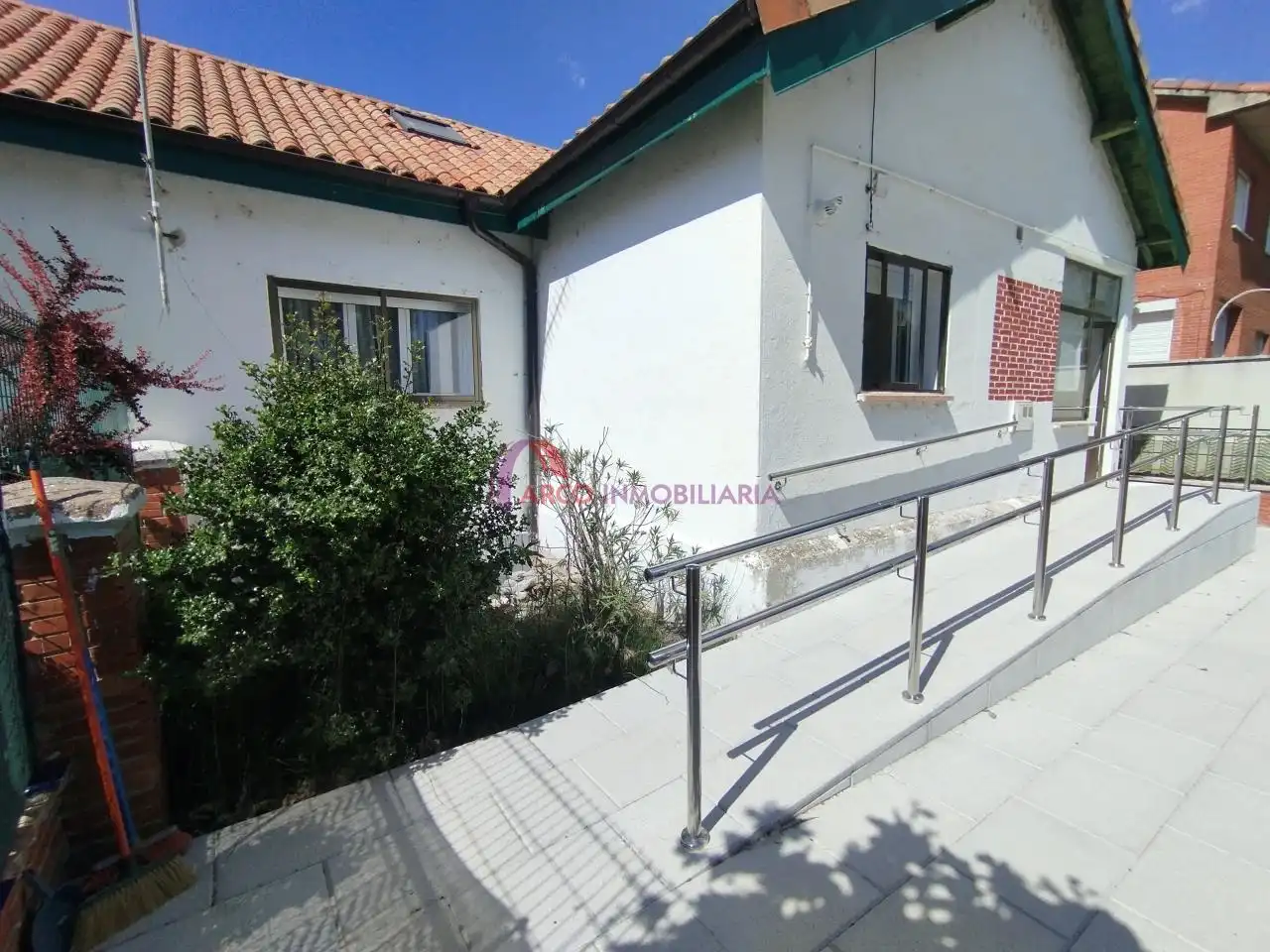 Vista exterior de Casa o xalet de lloguer en Burgos amb Calefacció, Jardí privat i Moblat