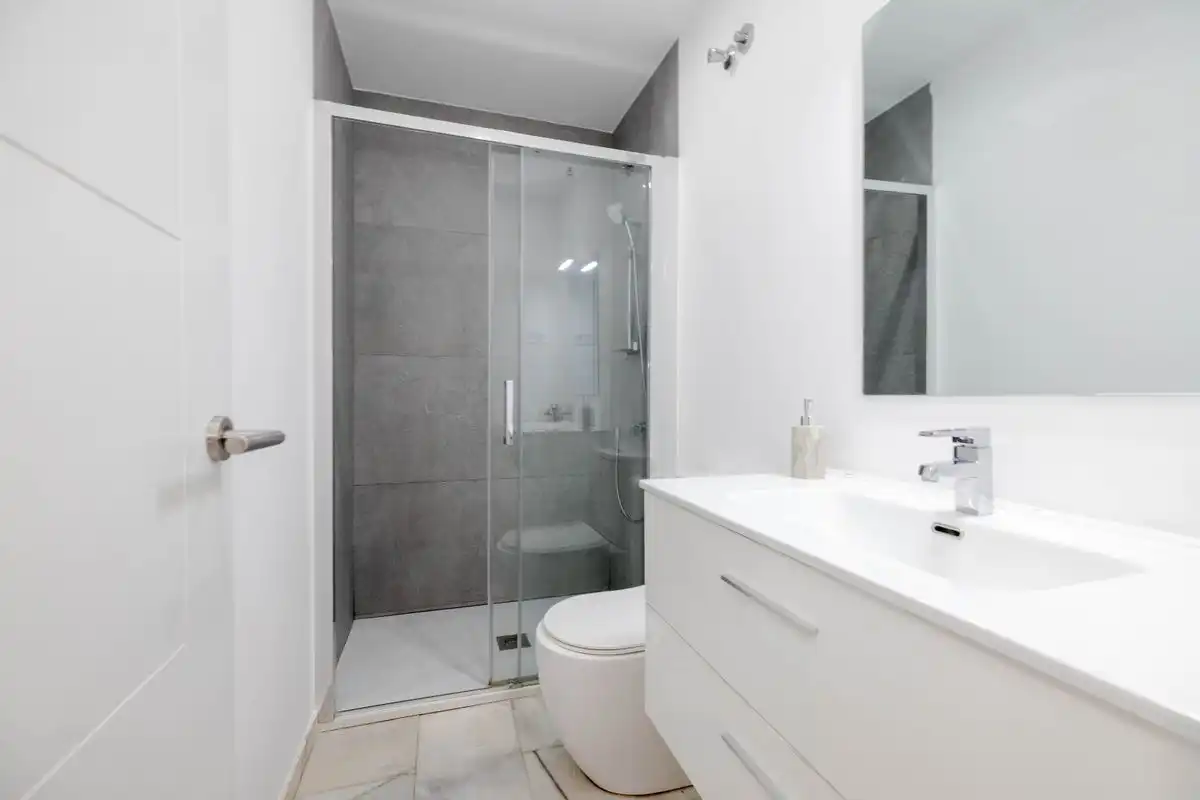 Baño de Planta baja en venta en Torremolinos con Aire acondicionado, Calefacción y Jardín privado