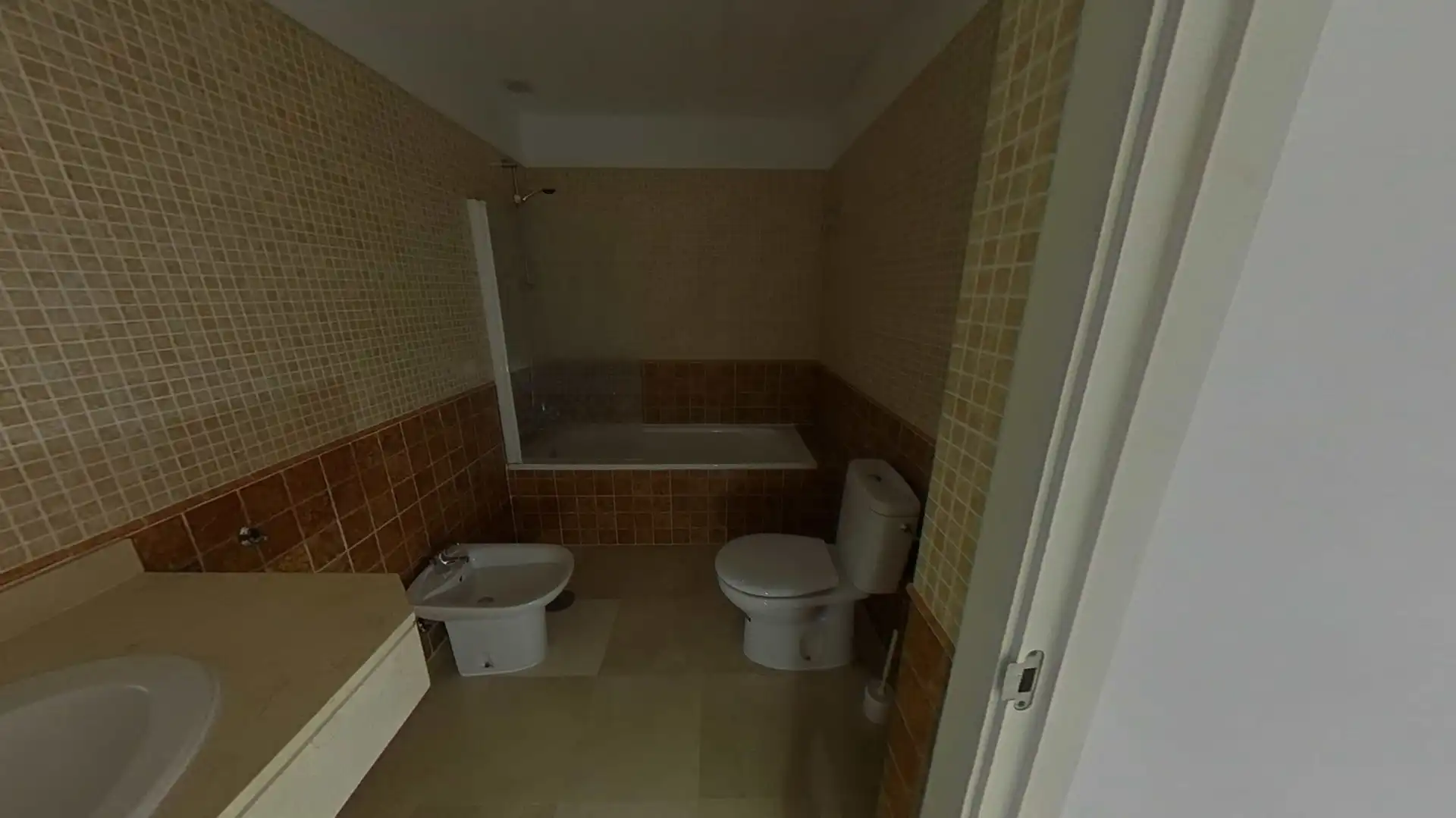 Badezimmer von Wohnungen zum Verkauf in Manilva mit Klimaanlage, Abstellraum und Schwimmbad