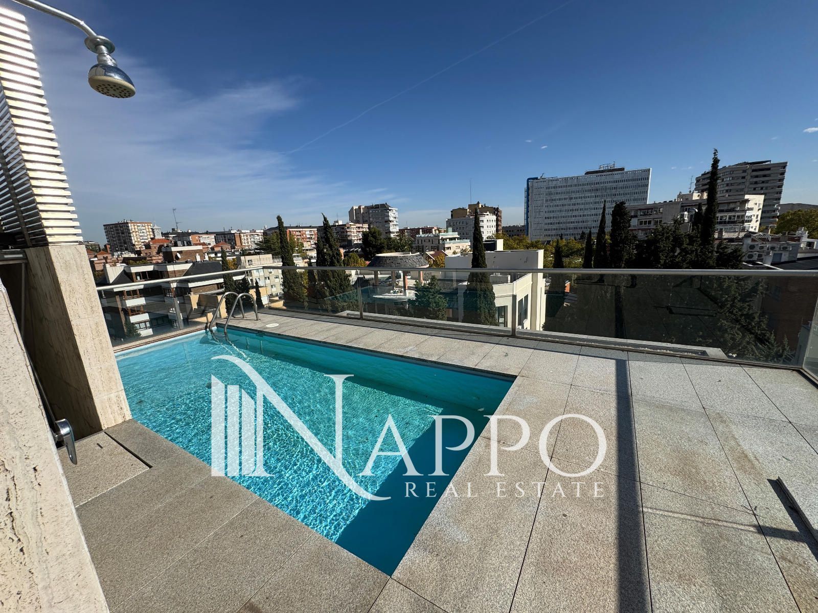 Piscina de Àtic en venda en  Madrid Capital amb Aire condicionat, Calefacció i Terrassa