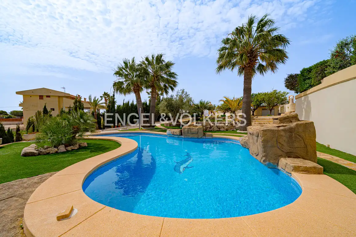 Casa con piscina en venta en Urbanizaciones, imagen 4