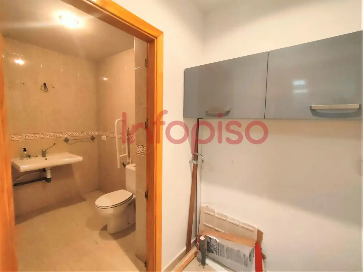 Baño de Oficina de alquiler en Valdepeñas con Aire acondicionado y Calefacción