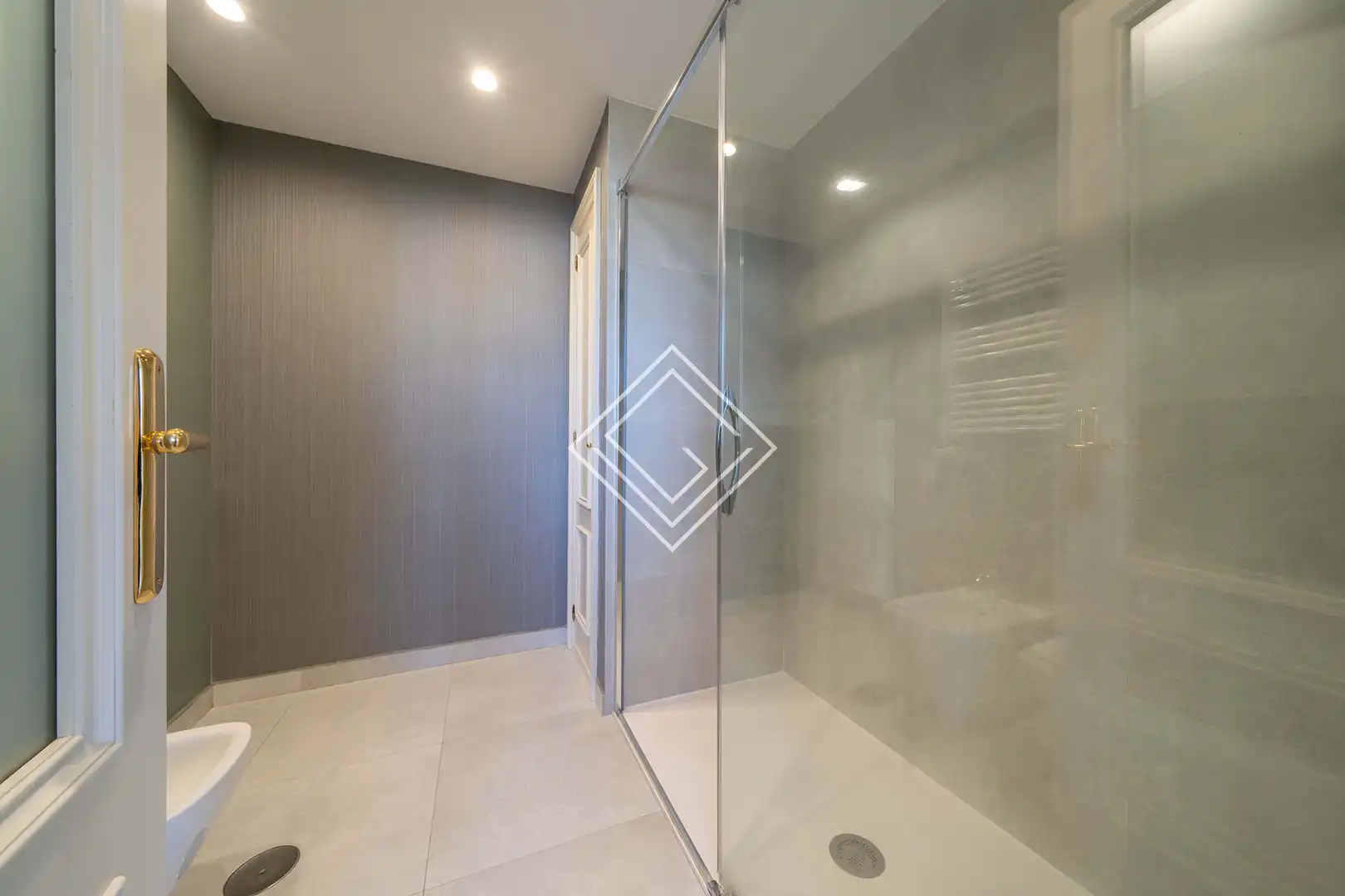 Badezimmer von Dachboden zum Verkauf in Madrid mit Klimaanlage, Heizung und Terrasse