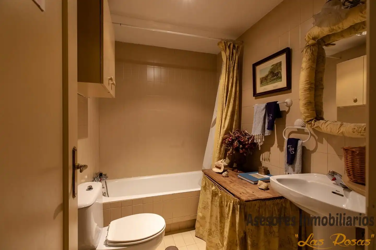 Badezimmer von Einfamilien-Reihenhaus zum Verkauf in Madrid mit Klimaanlage, Heizung und Privatgarten