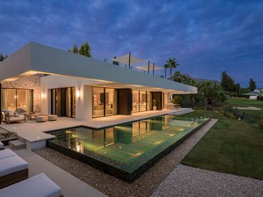Casa amb balcó en venda a Nueva Andalucía