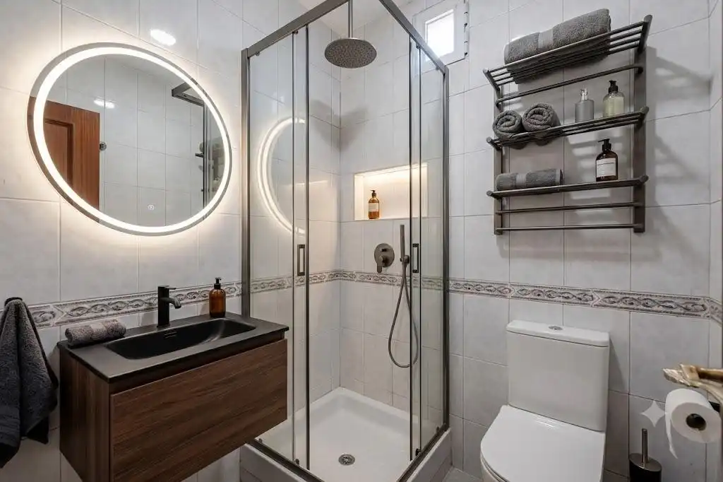 Bathroom of Apartments for sale in Madrid