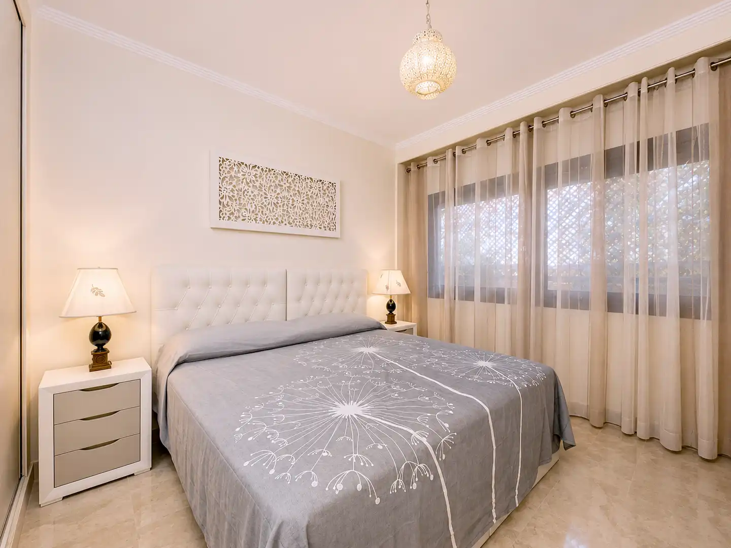 Dormitori de Apartament en venda en Estepona amb Aire condicionat, Terrassa i Piscina