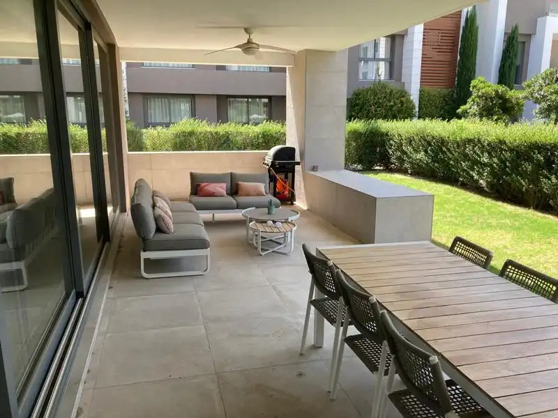 Terrasse von Erdgeschoss zur Miete in Estepona mit Klimaanlage, Heizung und Privatgarten