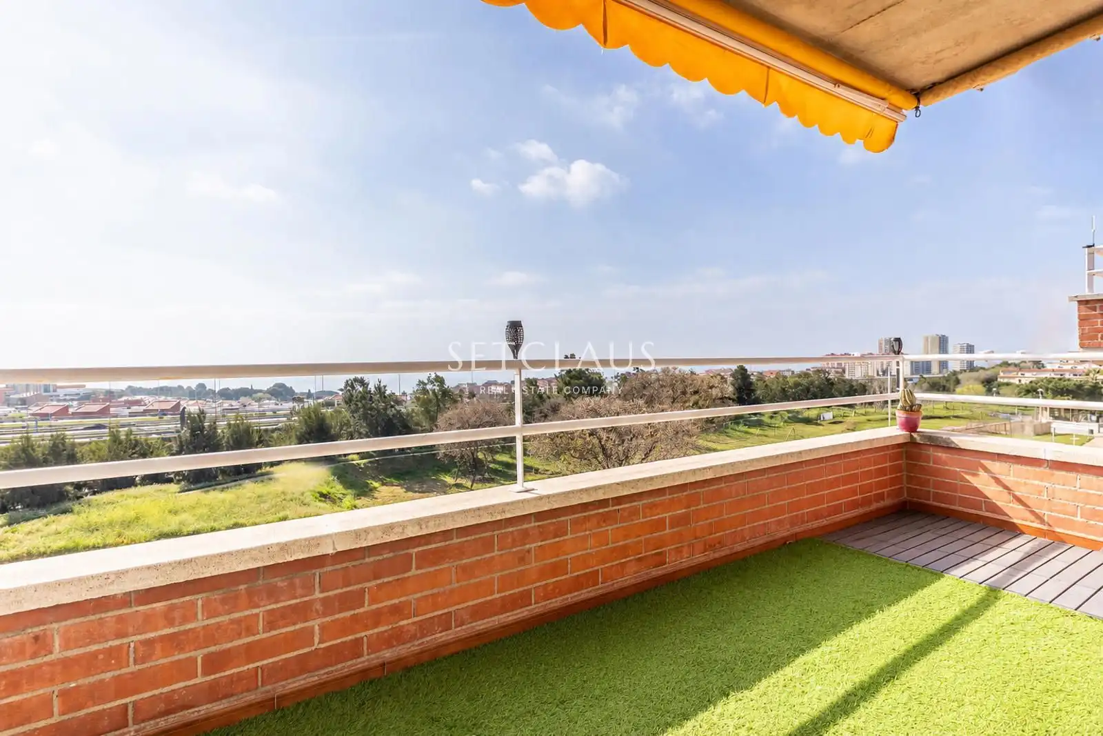 Terrace of Attic for rent in Tiana  with Air Conditioner, Heating and Parquet flooring