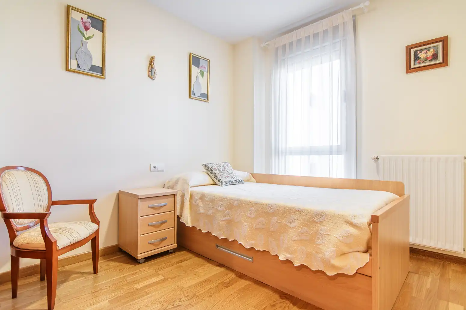 Schlafzimmer von Wohnung zum Verkauf in Gozón mit Heizung, Privatgarten und Abstellraum