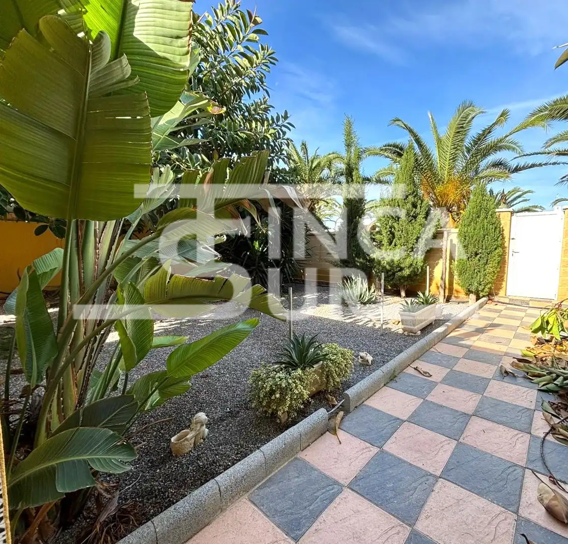 Vista exterior de Casa o chalet en venta en Roquetas de Mar con Aire acondicionado, Jardín privado y Terraza