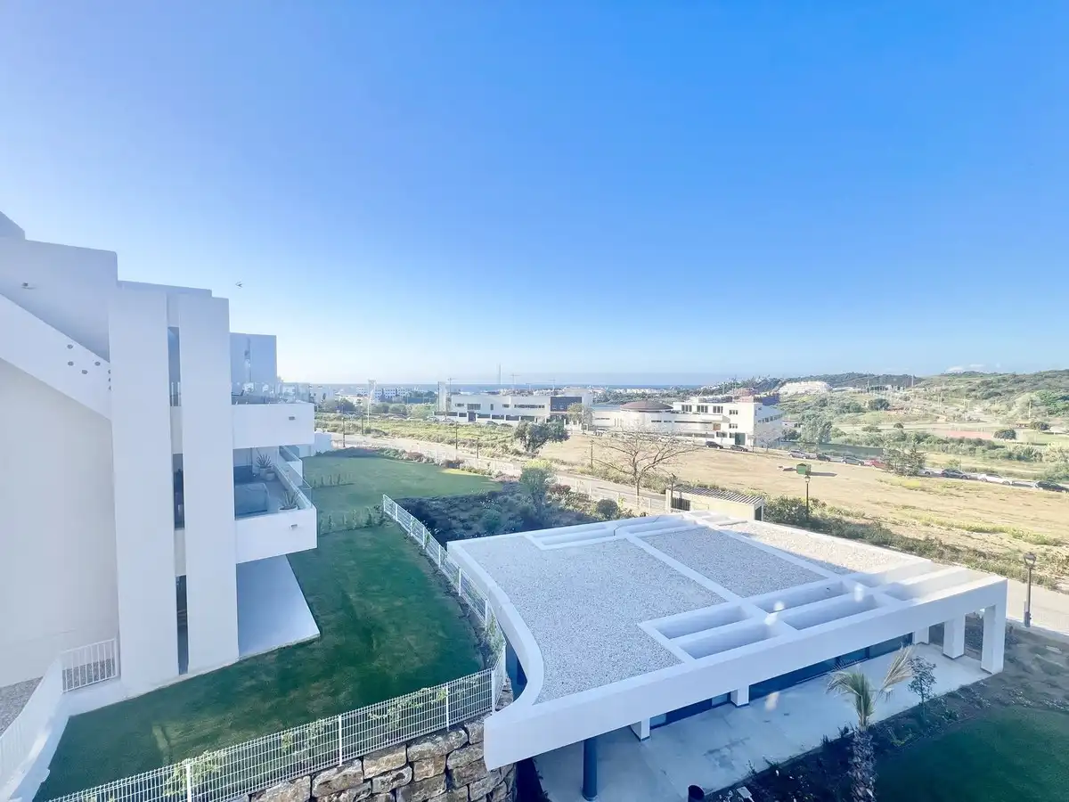 Vista exterior de Dúplex en venda en Estepona amb Aire condicionat, Terrassa i Traster