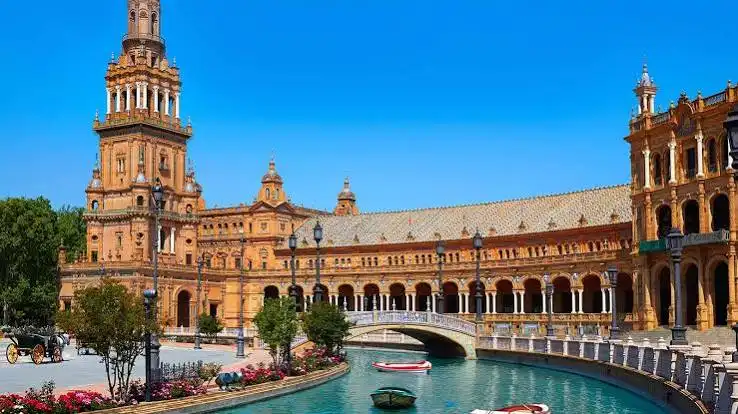 Vista exterior de Edifici en venda en Sevilla