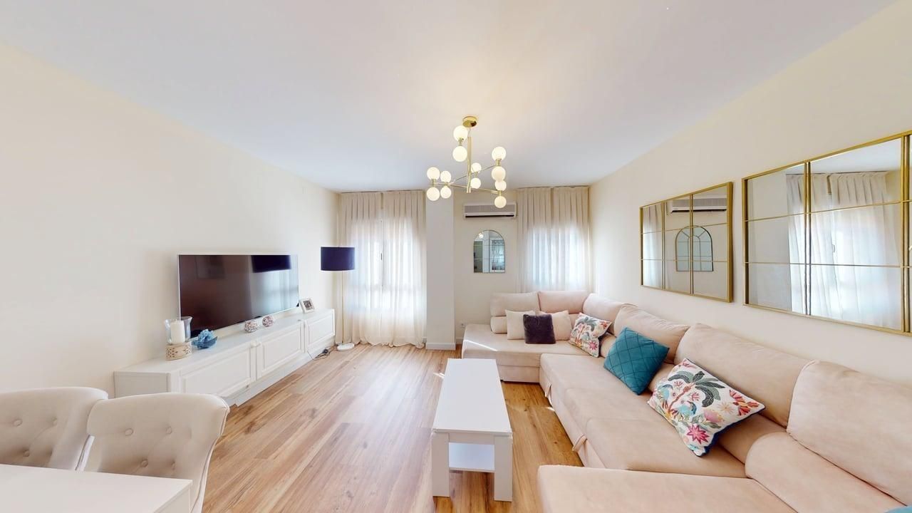 Sala d'estar de Dúplex en venda en  Sevilla Capital amb Aire condicionat i Calefacció